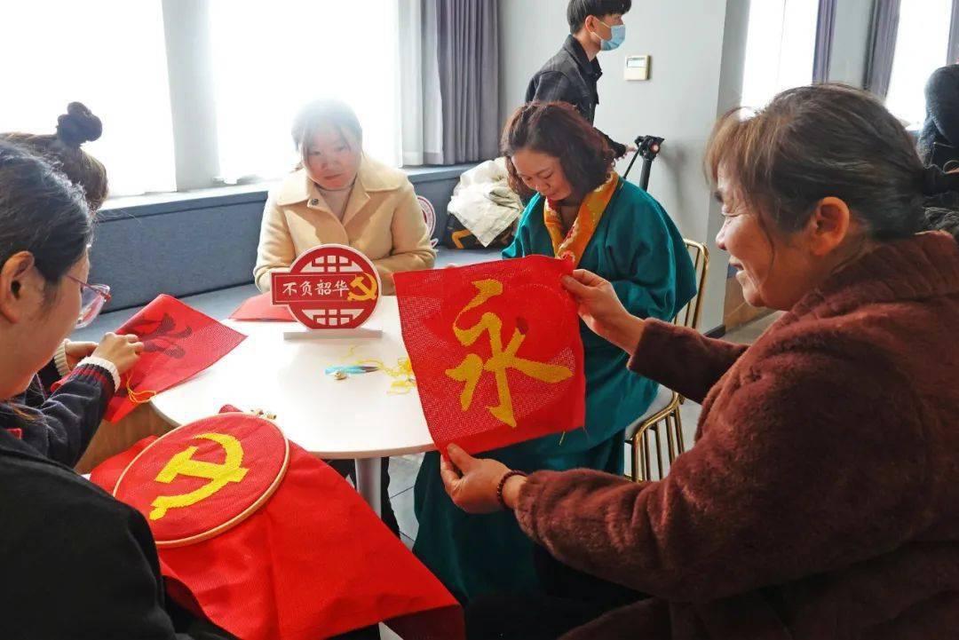 白衬衫怎么穿搭出时髦感？